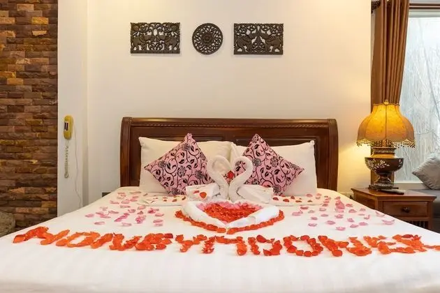 Deluxe Tek Büyük Yataklı Oda, Havuz Manzaralı