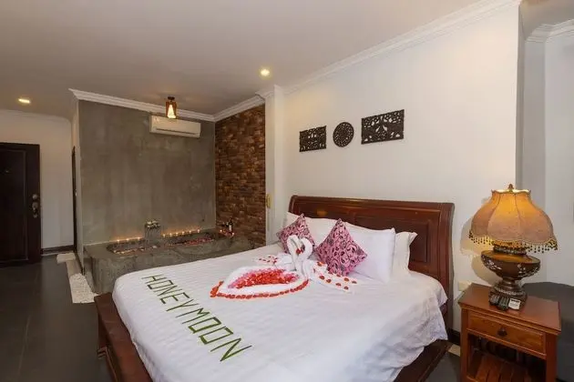 Deluxe Tek Büyük Yataklı Oda, Havuz Manzaralı