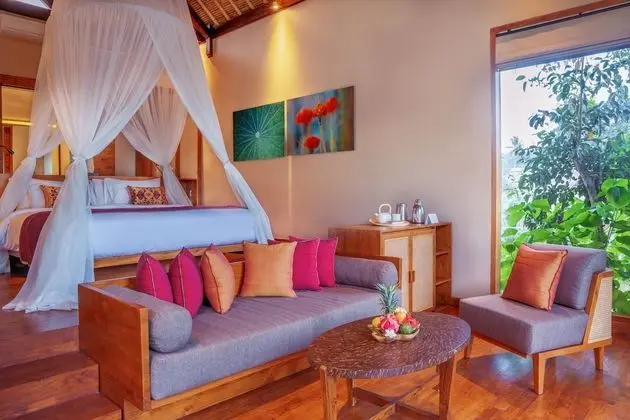 Signature Pool Suite and Meditation