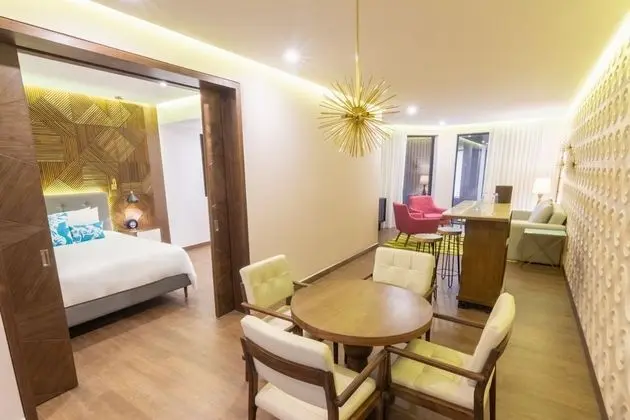 Süit, 2 Yatak Odası, Sıcak Su Küveti, Kısmi Deniz Manzarası (2 Queen Beds & 1 King Bed)