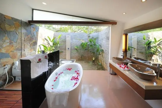 Villa (Hilltop)