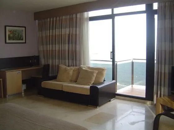 Junior Süit (2 adultos + 2 niños)