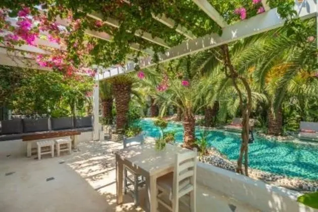 Suite, Havuz Manzaralı