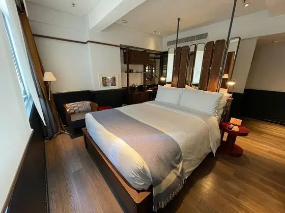 Medium Queen Room