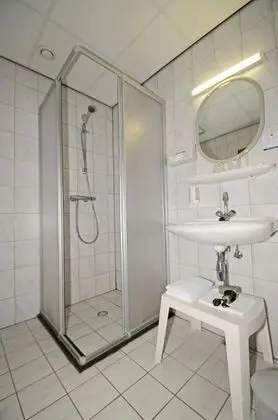 Tek Büyük Yataklı Oda (shower, small)
