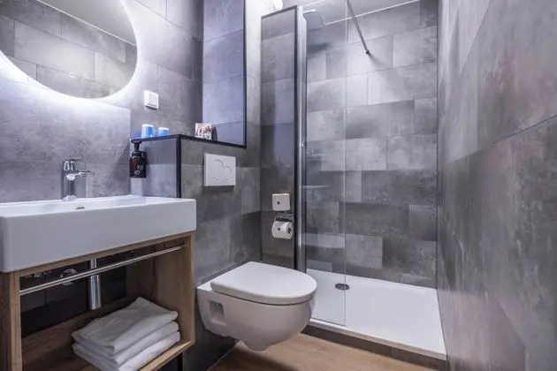Deluxe Tek Büyük Yataklı Oda (With Shower)