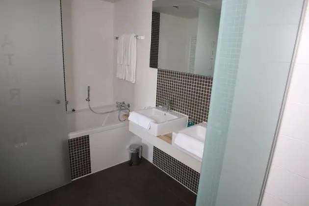 Comfort Tek Büyük Yataklı Oda (with Shower in Bath)