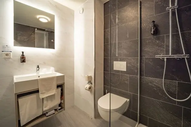 Comfort Tek Büyük Yataklı Oda (with Shower in Bath)