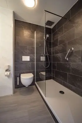 Comfort Tek Büyük Yataklı Oda (with Shower in Bath)