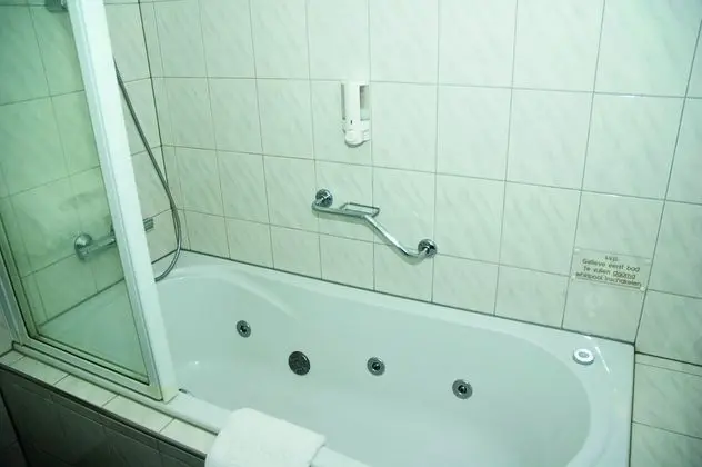 Tek Büyük Yataklı Oda, Engellilere Uygun (shower)