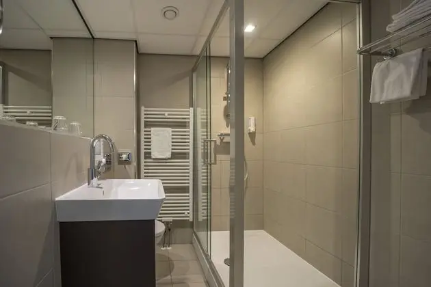 Comfort Tek Büyük Yataklı Oda (with Shower)
