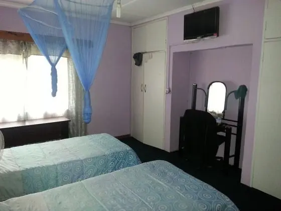 İki Ayrı Yataklı Oda, Ortak Banyo
