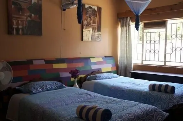 İki Ayrı Yataklı Oda, Ortak Banyo