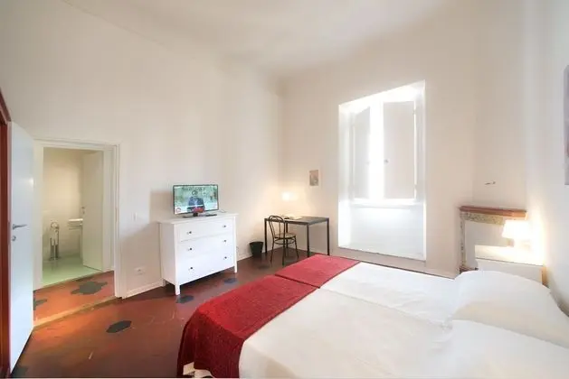 Tek Büyük veya İki Ayrı Yataklı Oda (External)