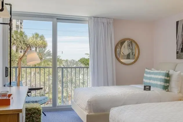 Oda, 2 Büyük (Queen) Boy Yatak
