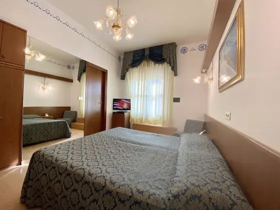 Büyük Yataklı Tek Kişilik Oda, Balkon, Kısmi Deniz Manzaralı