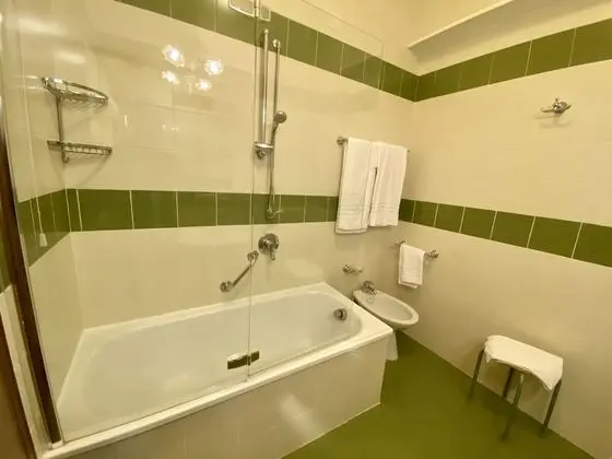 Büyük Yataklı Tek Kişilik Oda, Balkon, Kısmi Deniz Manzaralı