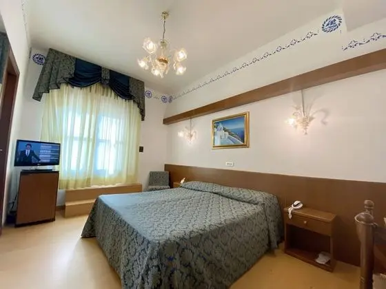 Tek Büyük veya İki Ayrı Yataklı Oda, Balkon, Deniz Manzaralı