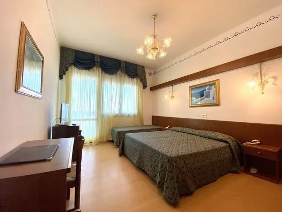 Tek Büyük veya İki Ayrı Yataklı Oda, Balkon, Deniz Manzaralı