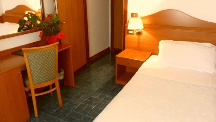 Büyük Yataklı Tek Kişilik Oda