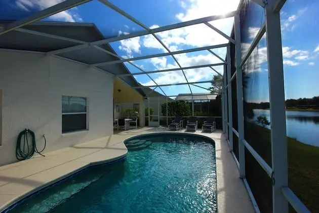 4 bedroom, 3 bathroom Private Pool Home