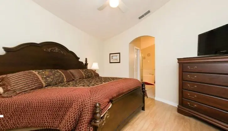 4 bedroom, 3 bathroom Private Pool Home