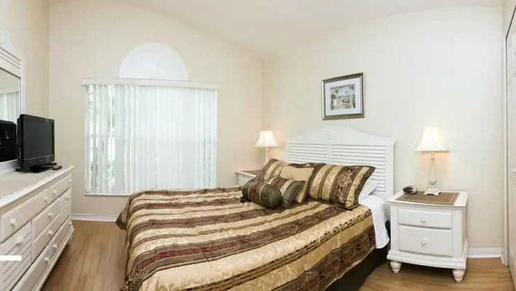 4 bedroom, 3 bathroom Private Pool Home