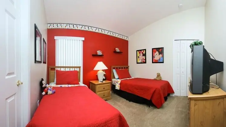 4 bedroom, 3 bathroom Private Pool Home