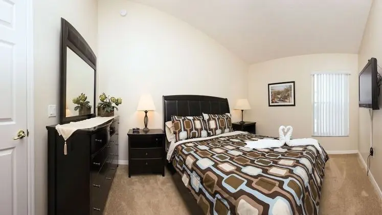4 bedroom, 3 bathroom Private Pool Home