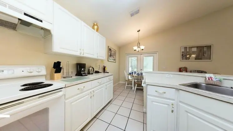 4 bedroom, 3 bathroom Private Pool Home