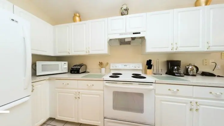 4 bedroom, 3 bathroom Private Pool Home