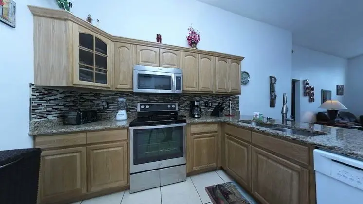 4 bedroom, 3 bathroom Private Pool Home