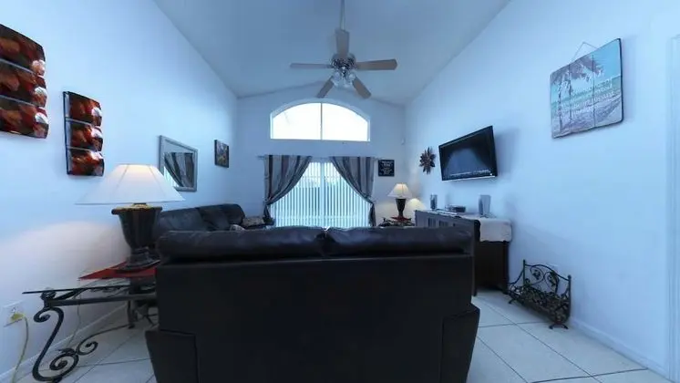 4 bedroom, 3 bathroom Private Pool Home