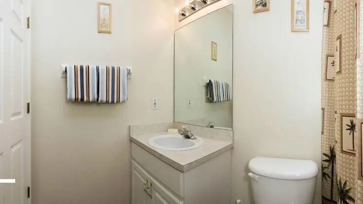 4 bedroom, 3 bathroom Private Pool Home