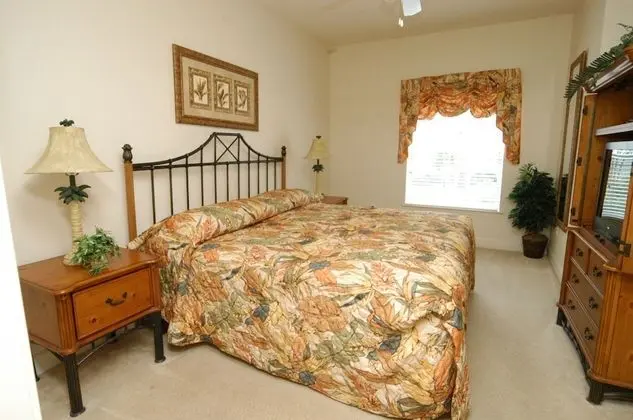 4 bedroom apartment, access to community pool (Resort Style)