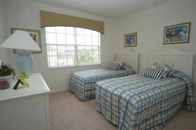 4 bedroom apartment, access to community pool (Resort Style)