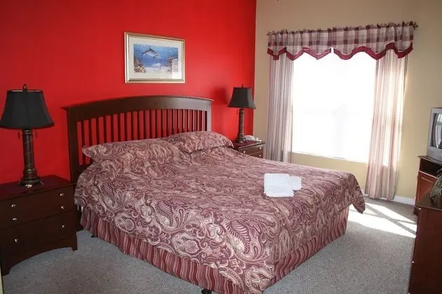 4 bedroom apartment, access to community pool (Resort Style)