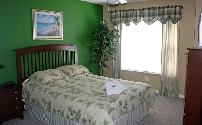 4 bedroom apartment, access to community pool (Resort Style)