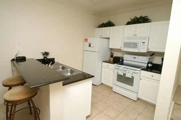 4 bedroom apartment, access to community pool (Resort Style)