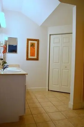 4 bedroom apartment, access to community pool (Resort Style)