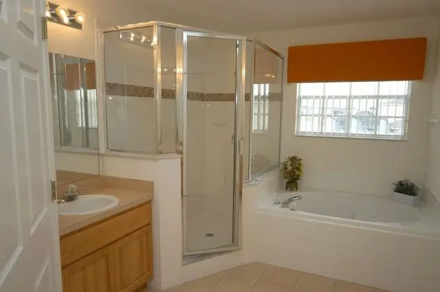 4 bedroom apartment, access to community pool (Resort Style)