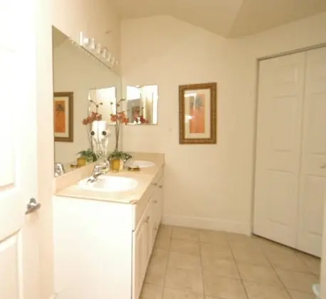 4 bedroom apartment, access to community pool (Resort Style)
