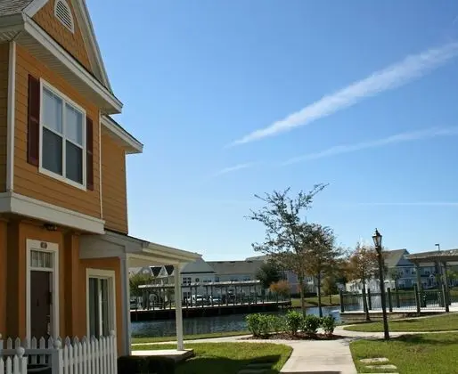 4 bedroom apartment, access to community pool (Resort Style)