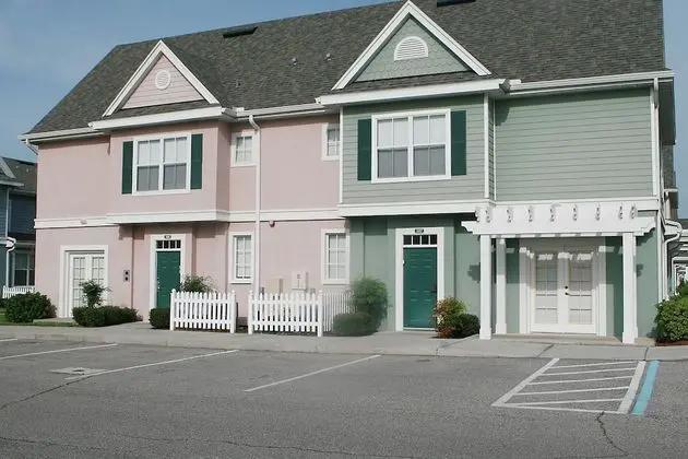 4 bedroom apartment, access to community pool (Resort Style)