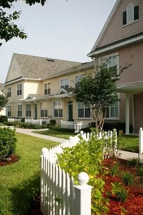 4 bedroom apartment, access to community pool (Resort Style)