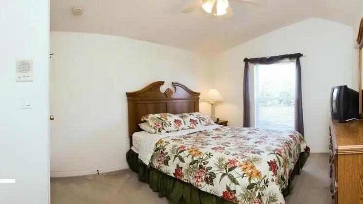 5 bedroom, 3 bathroom Private Home