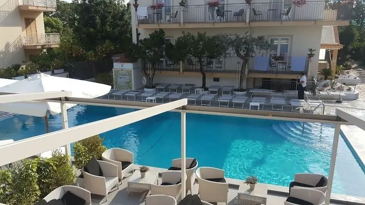 Tek Büyük veya İki Ayrı Yataklı Oda, Havuz Manzaralı