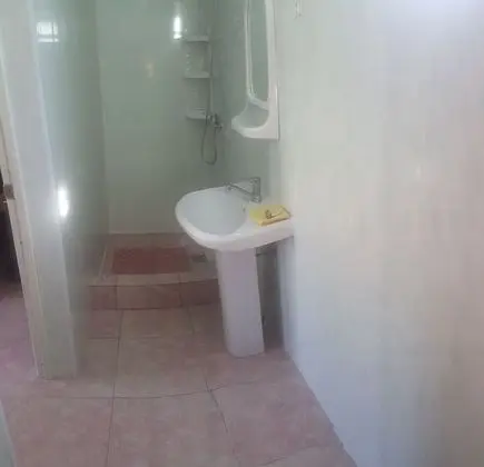 Economy Üç Kişilik Oda, Ortak Banyo