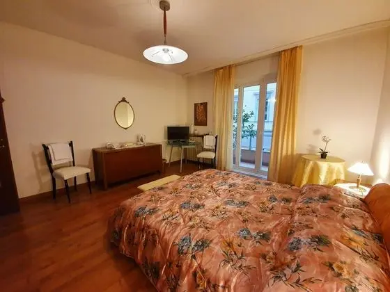 Romantic Tek Büyük Yataklı Oda, Ortak Banyo, Şehir Manzaralı