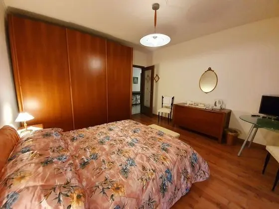 Romantic Tek Büyük Yataklı Oda, Ortak Banyo, Şehir Manzaralı